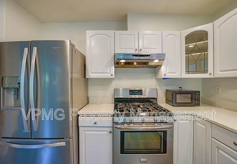 552 E 5th St — Photo 14