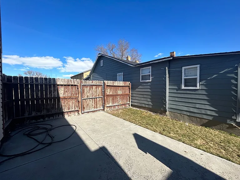 Main 819 S — Photo 30