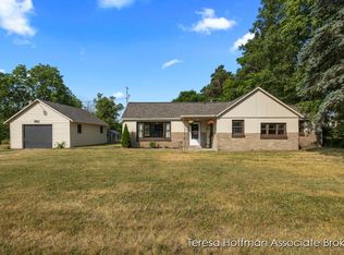 761 Lincoln Lake Ave SE, Lowell, MI 49331