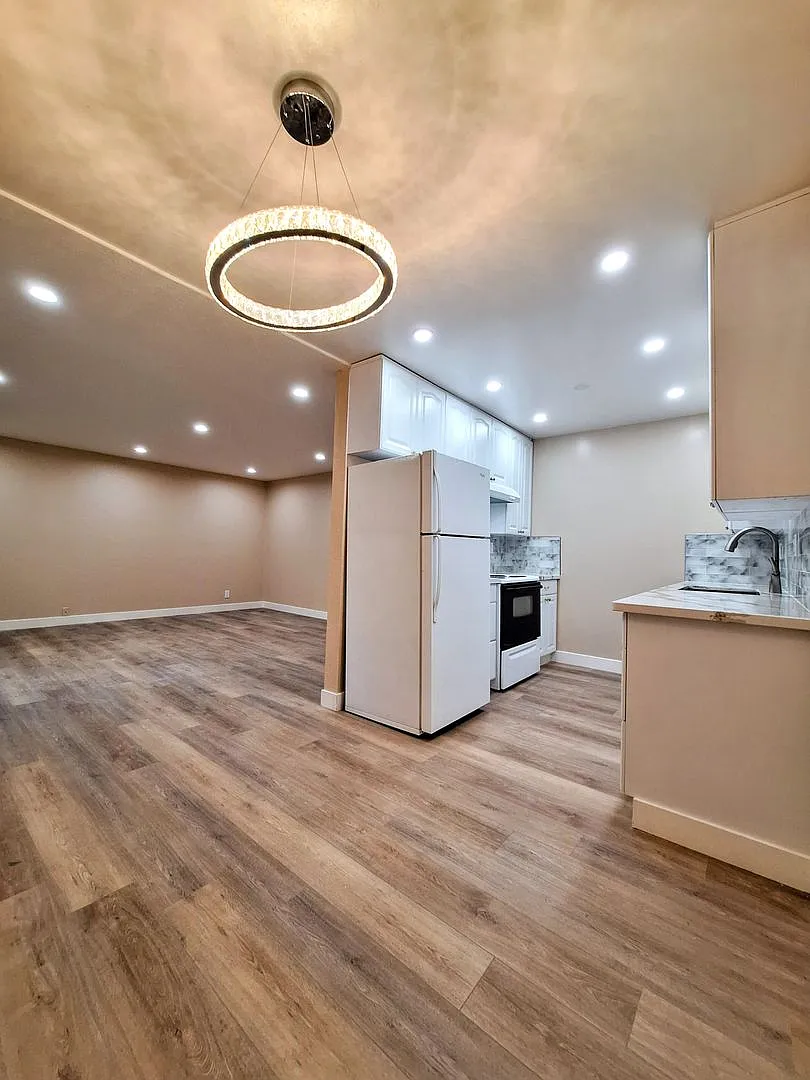 Building Photo - 890 Burbank Dr #3