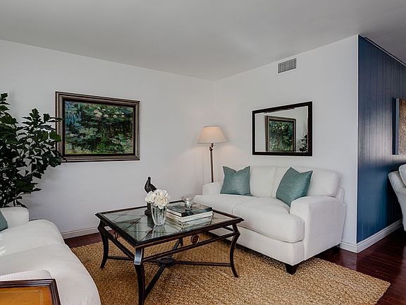 5th image of 943 W Hillcrest Blvd