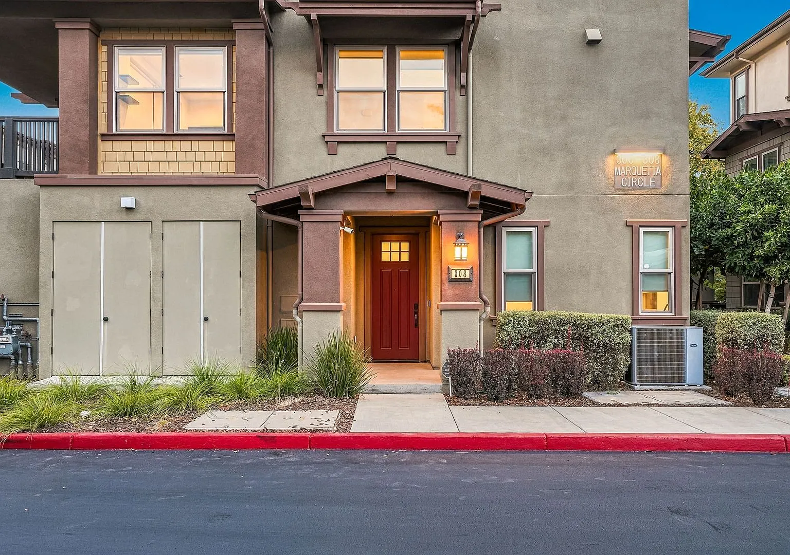 Bright Corner 3 Bed 3.5 Bath Townhome in Mountain View's Montecito Community — Photo 1