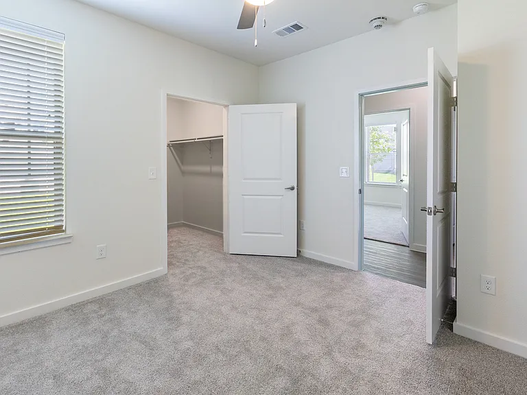901 Rendon — Photo 17