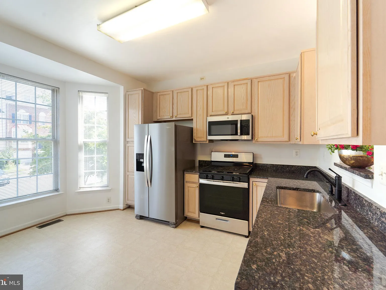3 bed, 4.0 bath, 1924 sqft, $2,750 — Photo 2