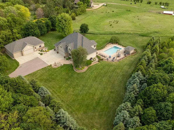 809 W 3rd St, Dell Rapids, SD 57022