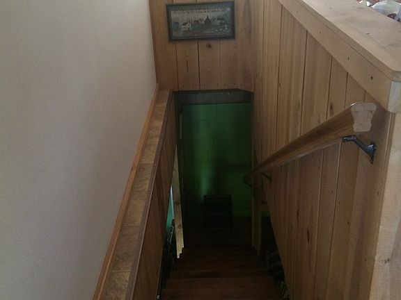 Stairs to basement 