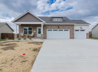 202 Shawnee Dr, Wood River, IL 62095