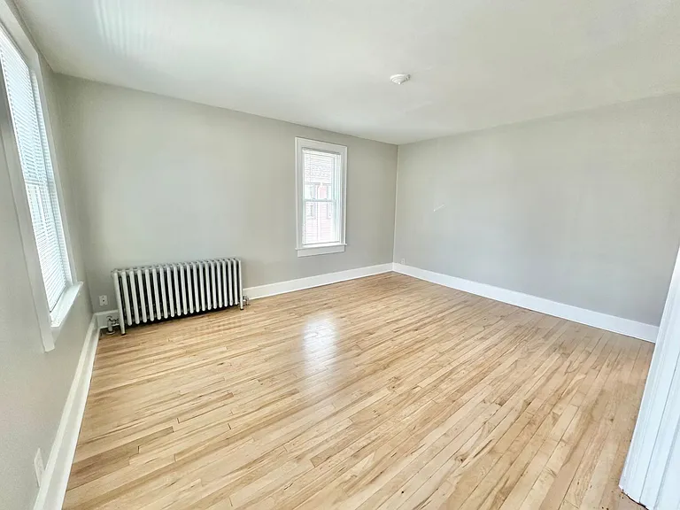 1811 N Warren Ave — Photo 4