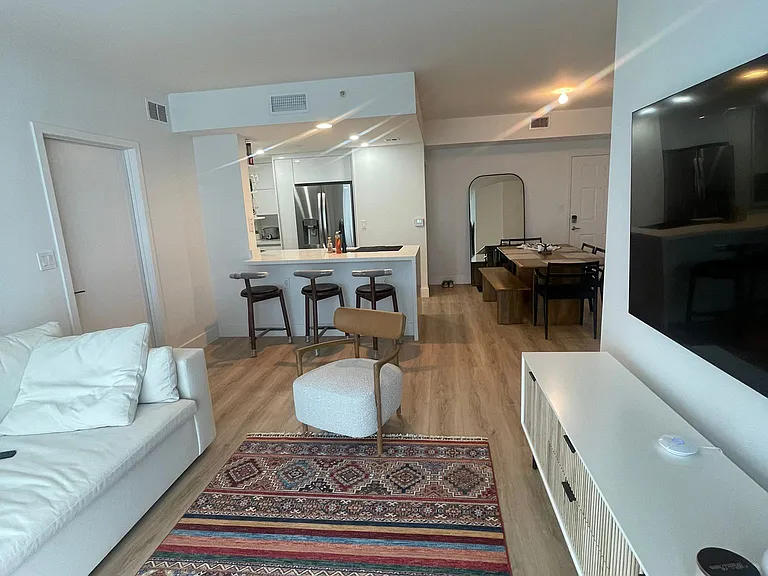 275 NE 18th St #Penthouse 05 — Photo 9