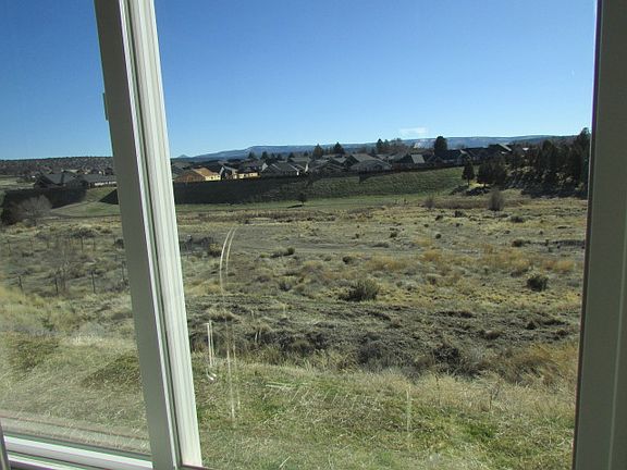 3rd image of 722 NE Robin Pl
