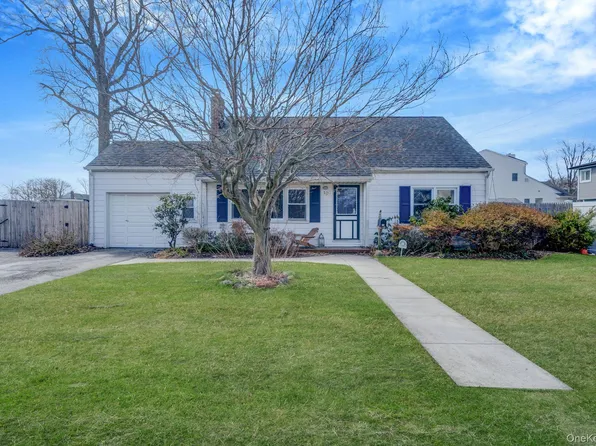 10 Clarence Street, Copiague, NY 11726