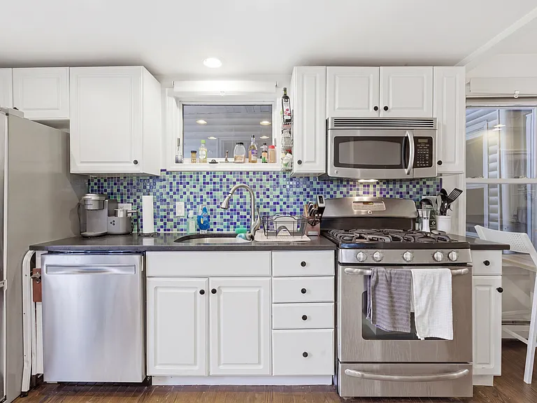 245 W 5th St #4 — Photo 5