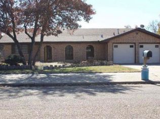 905 W Houston St, Floydada, TX 79235