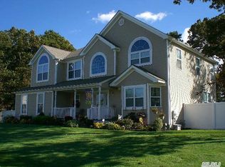 8 Bookville Ct, Holbrook, NY