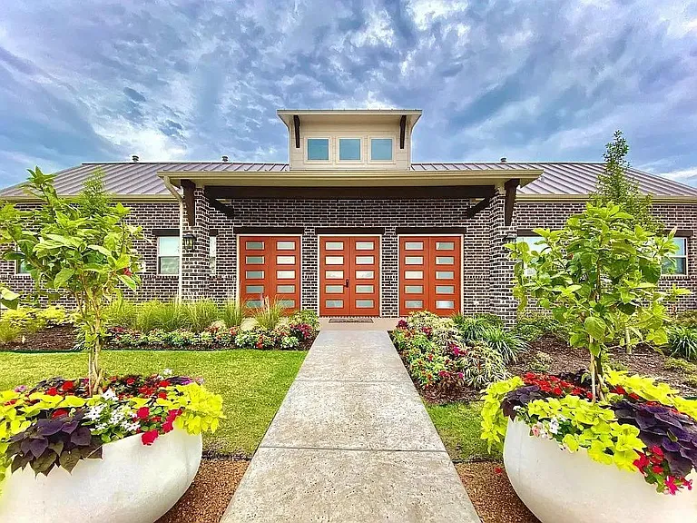 627 Oakridge Dr — Photo 16