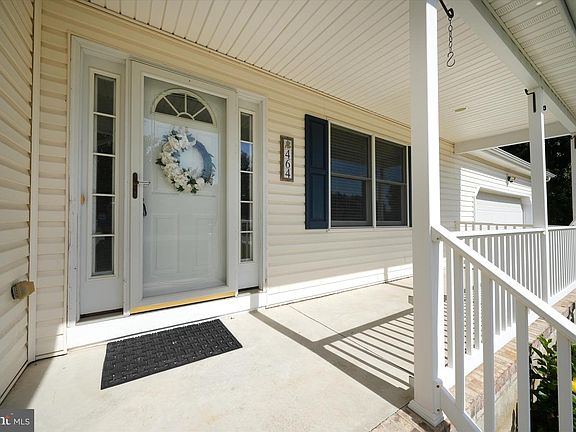 3rd image of 464 Fieldcrest Dr