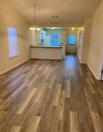 3rd image of 410 Londonberry Dr