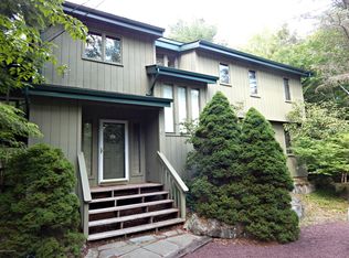 6121 Lakeview Dr, Pocono Pines, PA