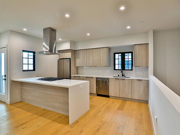 3rd image of 736 Parkman Ave