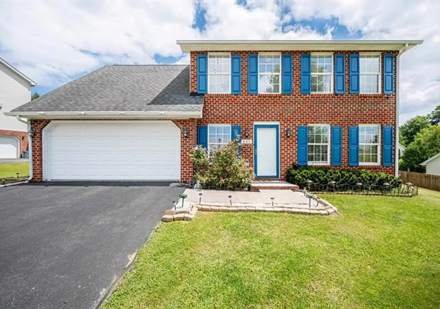 4BR/3.5BA Home in Up Town Christiansburg — Photo 1