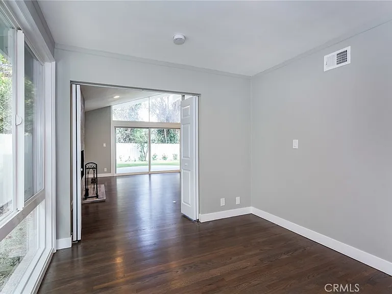 16231 Moorpark St — Photo 12