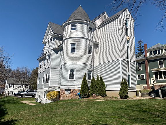 Apartment is on this (West side) of the building on ground level