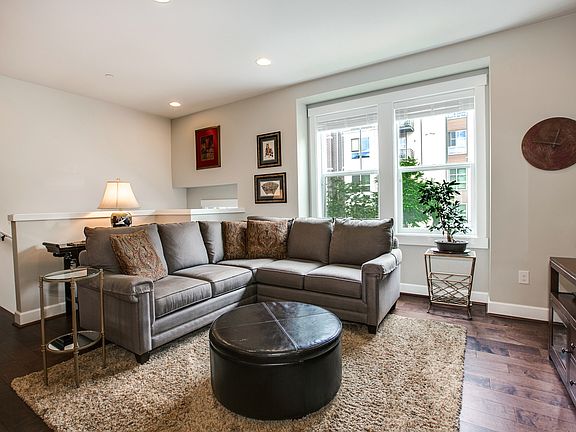 5th image of 1035 10th Ave NE
