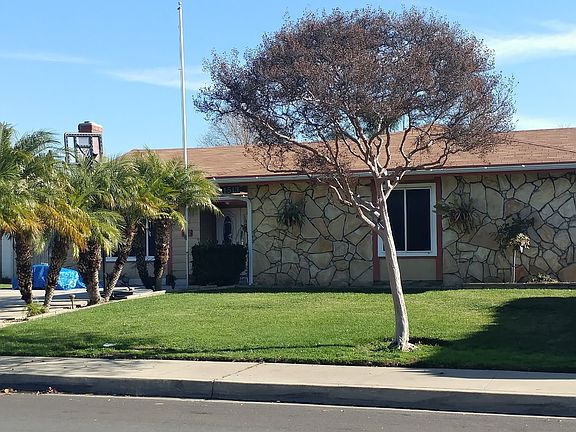 3rd image of 1513 S Cypress Ave
