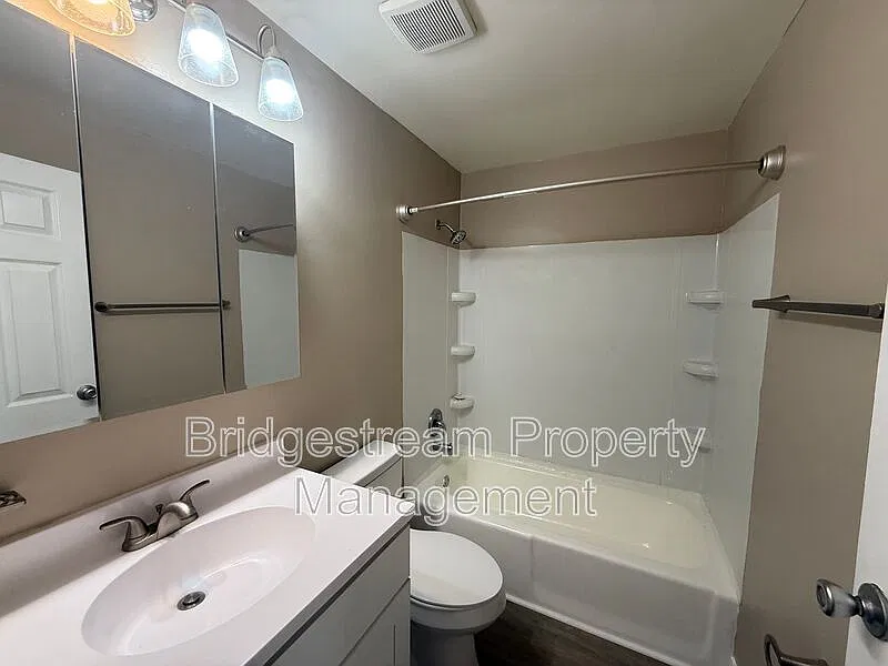 2 bed, 1.0 bath, $950 — Photo 4
