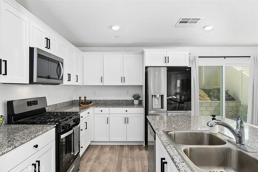 5 bed, 2400 sqft, $3,395 — Photo 3