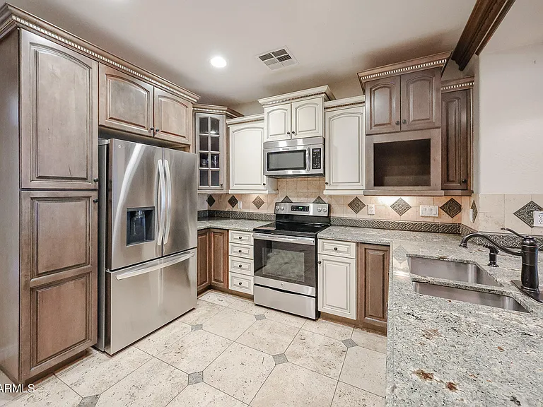 2434 E Roma Ave — Photo 17