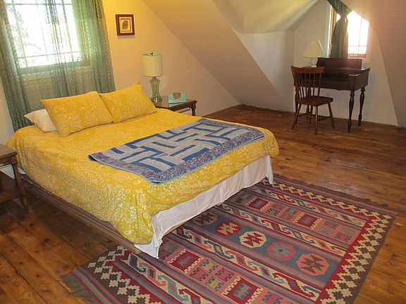 Upstairs bedroom 1: roomy with writer's alcove.