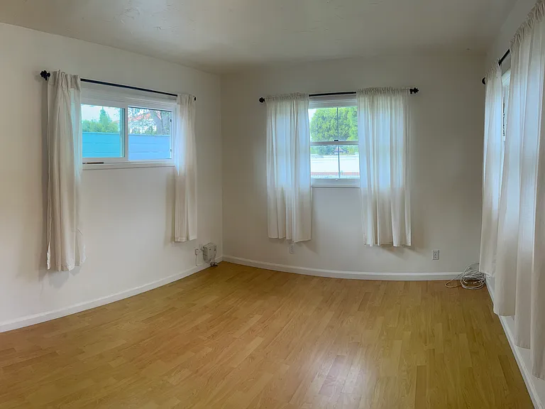 512 S Herrin St — Photo 3