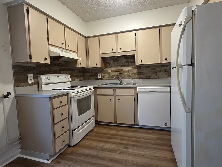 915 Ariana Apartment Community — Photo 35
