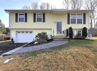 8 Harvest Ln, Naugatuck, CT 06770