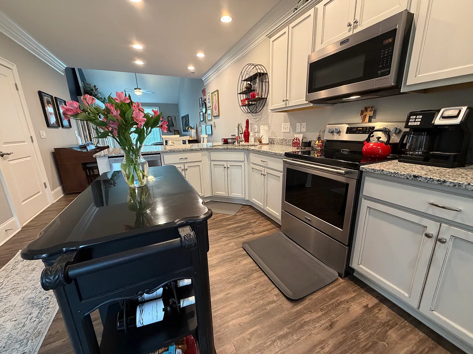 3 bed, 2.5 bath, 1707 sqft, $2,200 — Photo 3