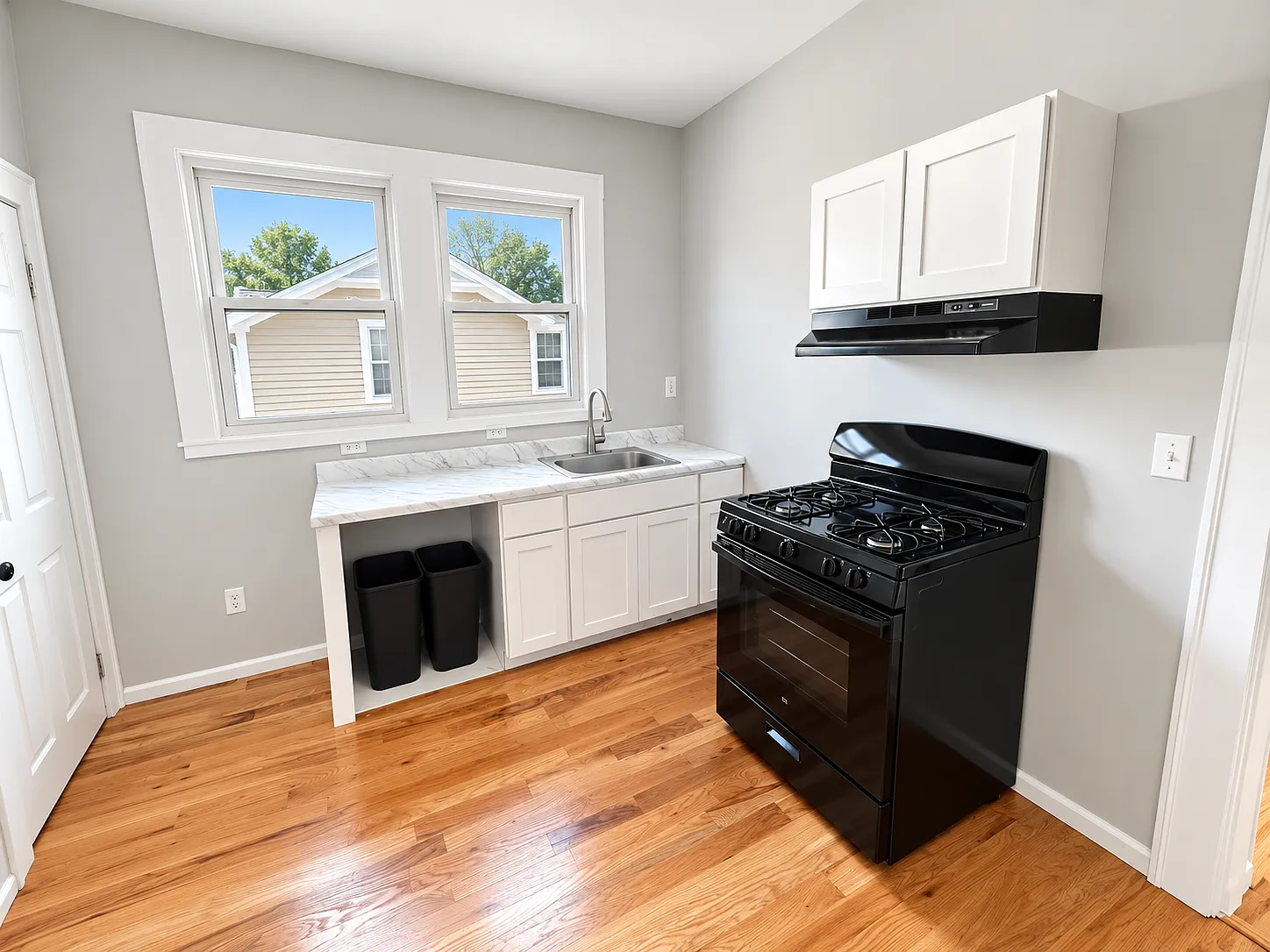 3 bed, 1.5 bath, 1200 sqft, $2,095 — Photo 2