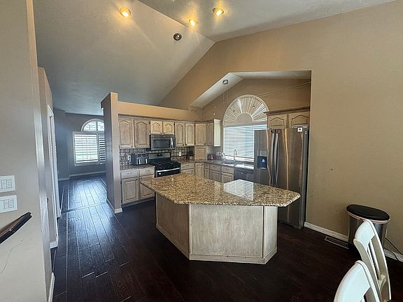 3rd image of 943 Meadowlark Ln