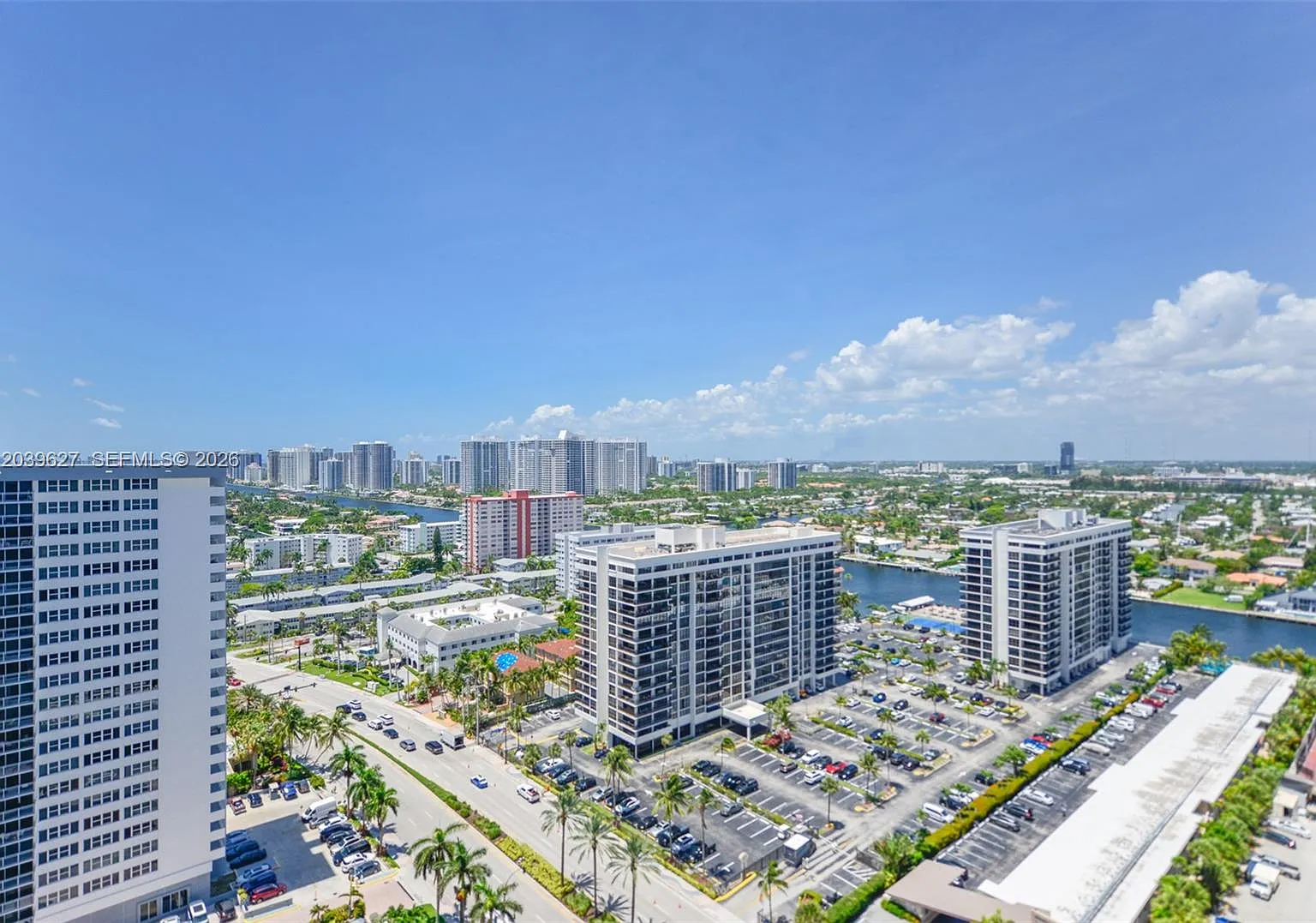 Hemispheres Condo — Photo 1
