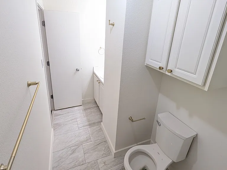 Full 2nd Bathroom