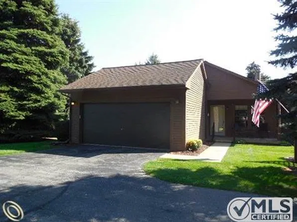 7775 Oakland Place Dr, Waterford, MI 48327