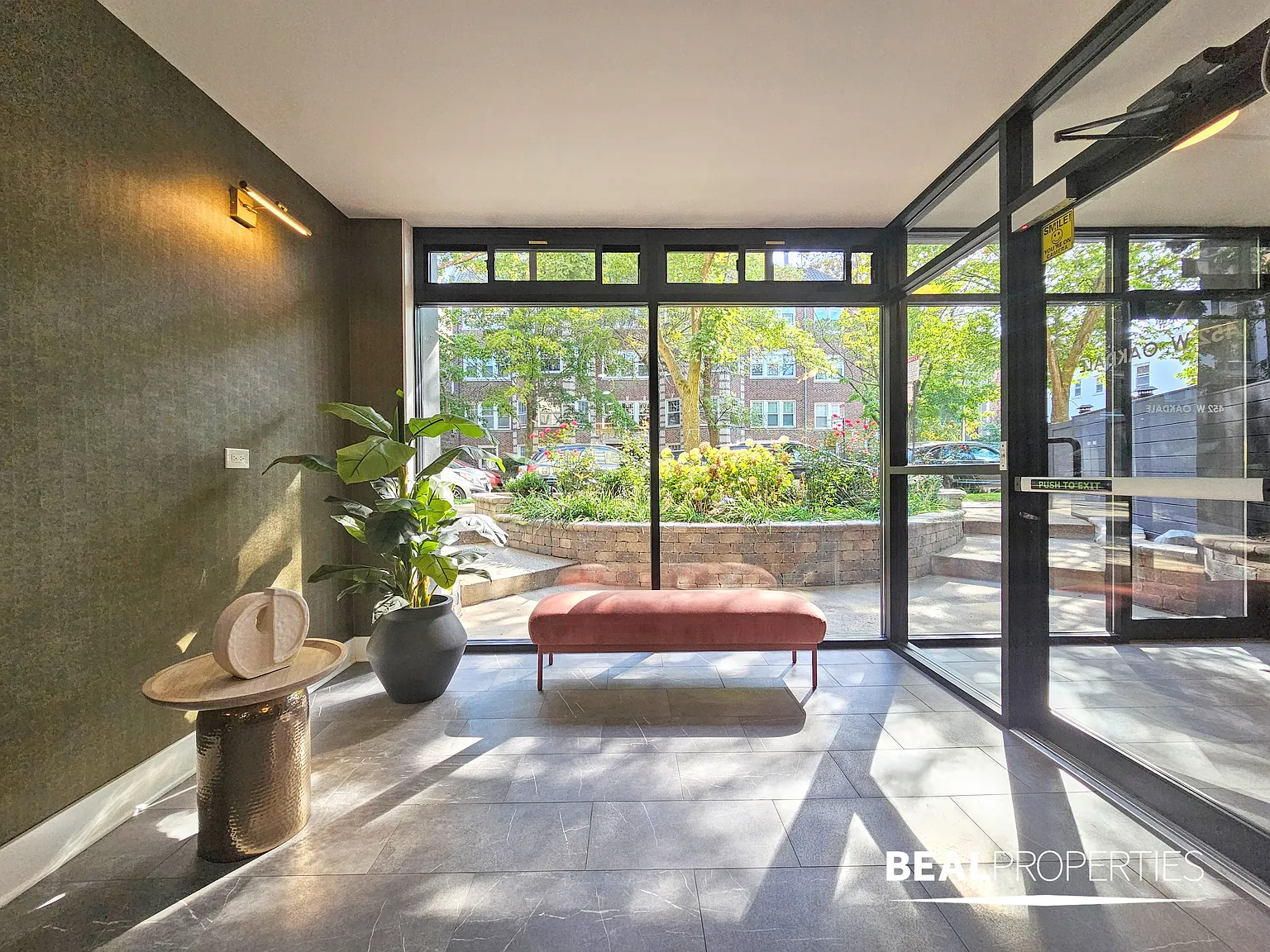 452 W Oakdale — Photo 2