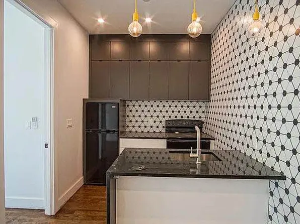 877 Park Avenue image 1 of 5