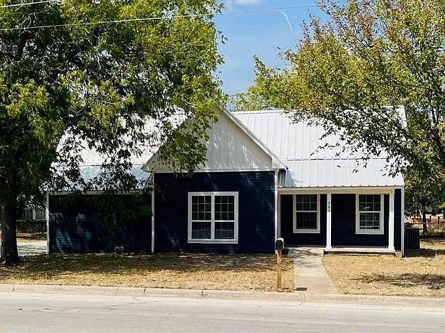904 W Live Oak St