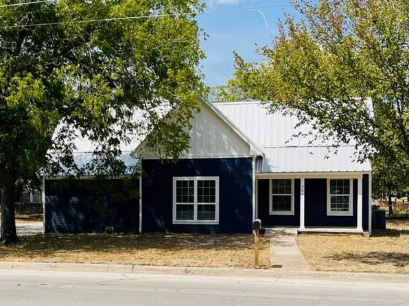 904 W Live Oak St, Jacksboro, TX 76458