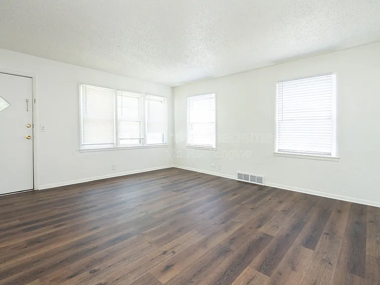 631 N Mount Carmel St — Photo 7
