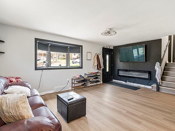 3rd image of 115 Rene Dr