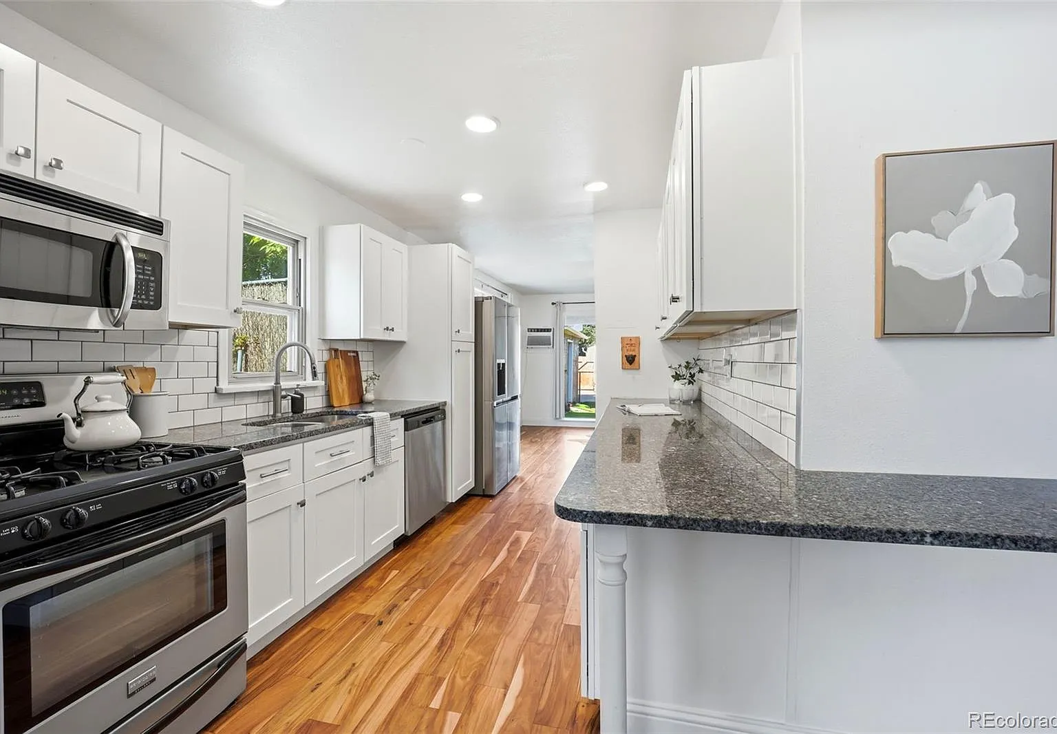 3 bed, 2.0 bath, 1021 sqft, $3,000 — Photo 4