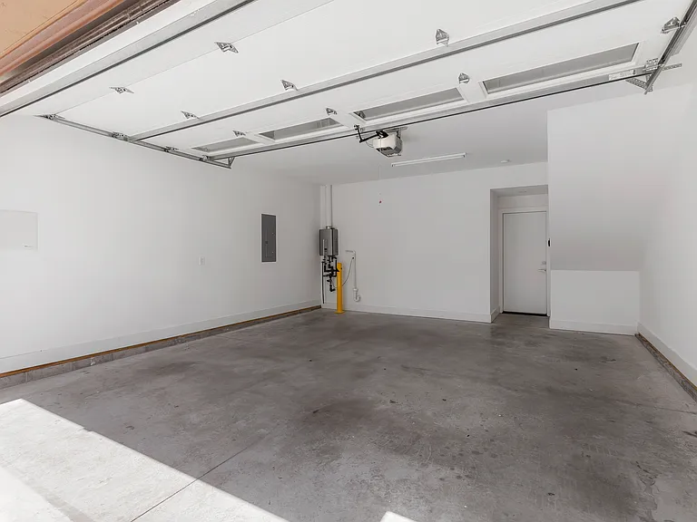 1016 Russell St — Photo 8