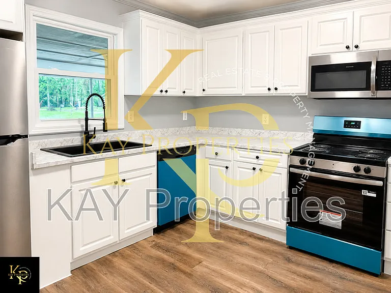 1828 Windsor Dr — Photo 10